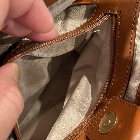 Michael Kors white signature Jet Set purse - Picture 7 of 11